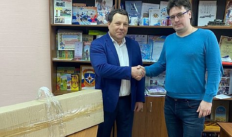 Депутат передал детскому центру бактерицидный рециркулятор
